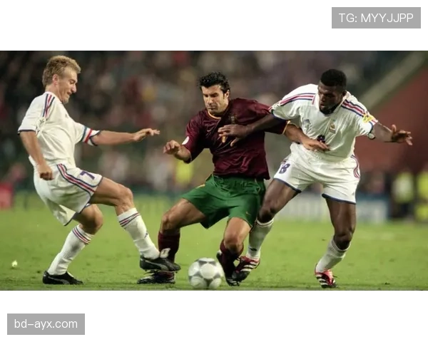 菲戈重温足球经典瞬间，传奇脚步再引关注