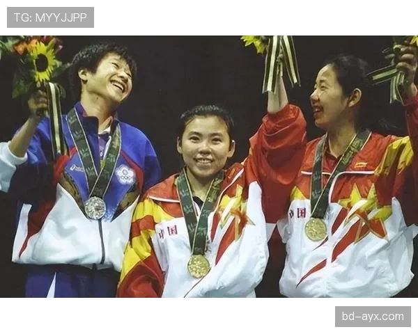 刷到邓亚萍两张图：领奖台冷若冰霜，家里笑成小孩，这反差也太爽了