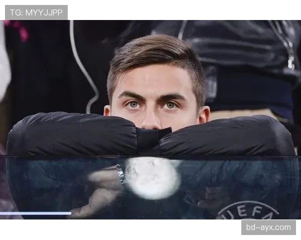 迪巴拉赛场王子，走出球场拎着外卖袋，画风断裂